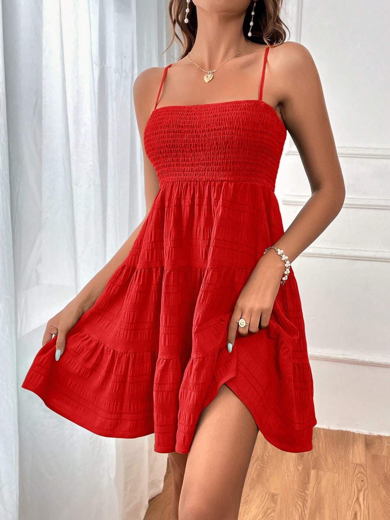 Robe plissée à bretelles à col carré d'été, couleur unie