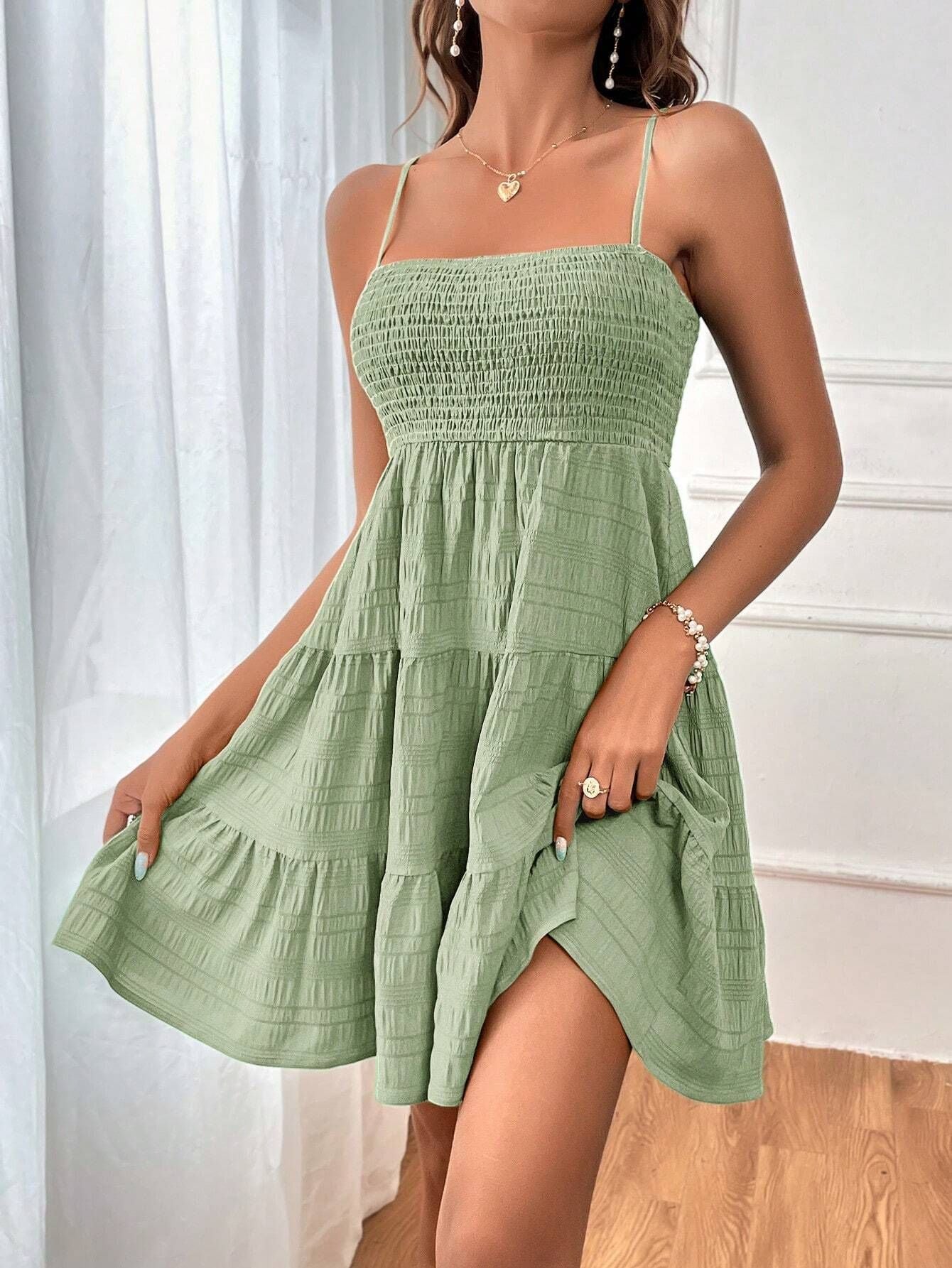 Robe plissée à bretelles à col carré d'été, couleur unie