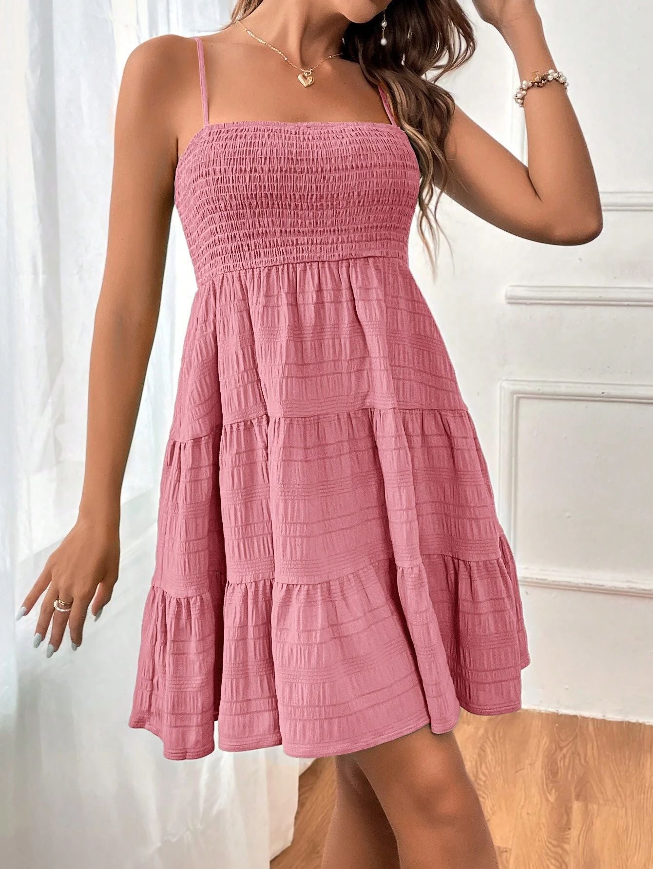 Robe plissée à bretelles à col carré d'été, couleur unie